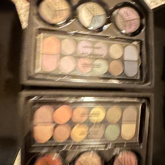 Brand new complete make up set kit case - Picture 3 of 9